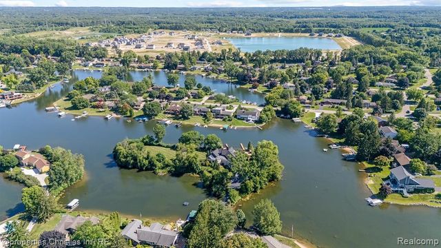 4912 Oakwood Court, Commerce Twp, MI 48382