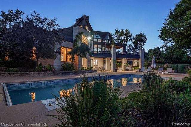 4912 Oakwood Court, Commerce Twp, MI 48382