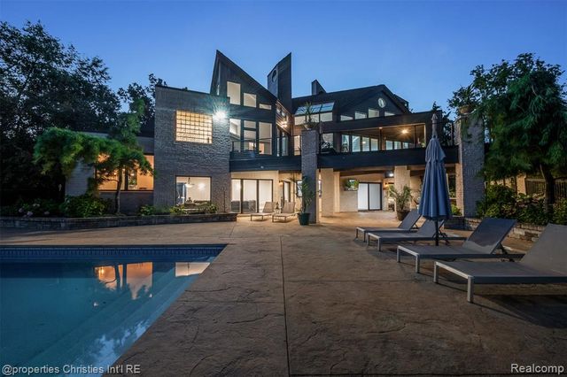 4912 Oakwood Court, Commerce Twp, MI 48382