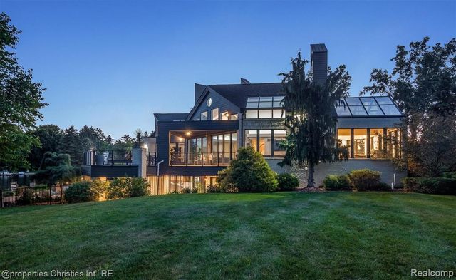 4912 Oakwood Court, Commerce Twp, MI 48382