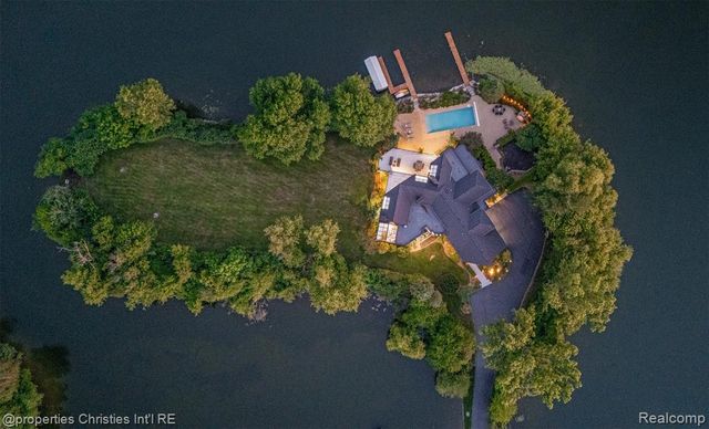 4912 Oakwood Court, Commerce Twp, MI 48382