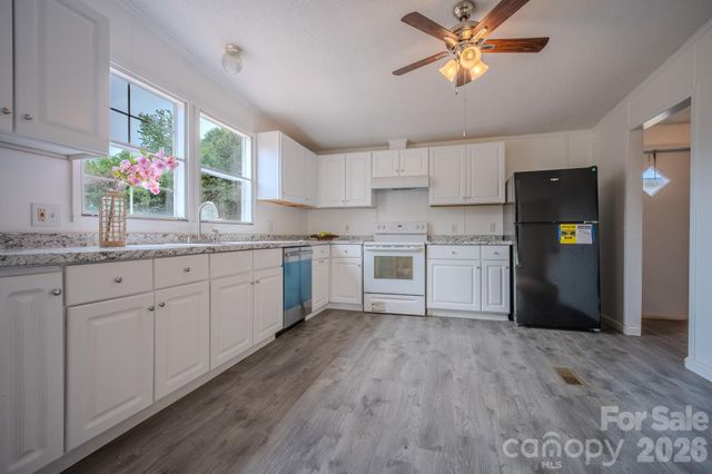 2932 23rd Avenue NE, Hickory, NC 28601