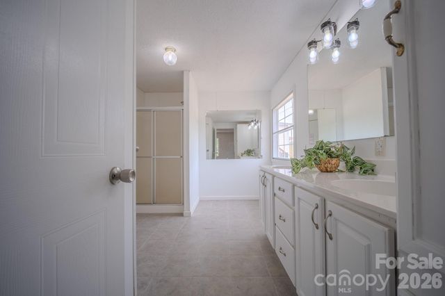 2932 23rd Avenue NE, Hickory, NC 28601