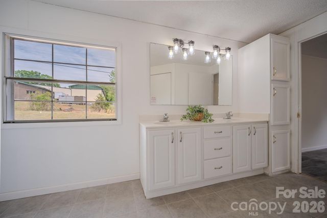 2932 23rd Avenue NE, Hickory, NC 28601