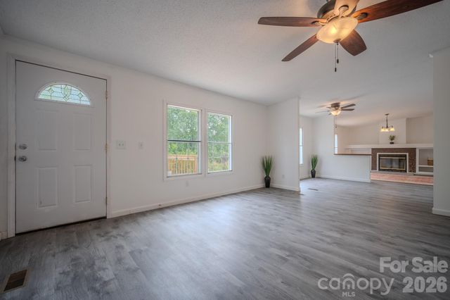 2932 23rd Avenue NE, Hickory, NC 28601