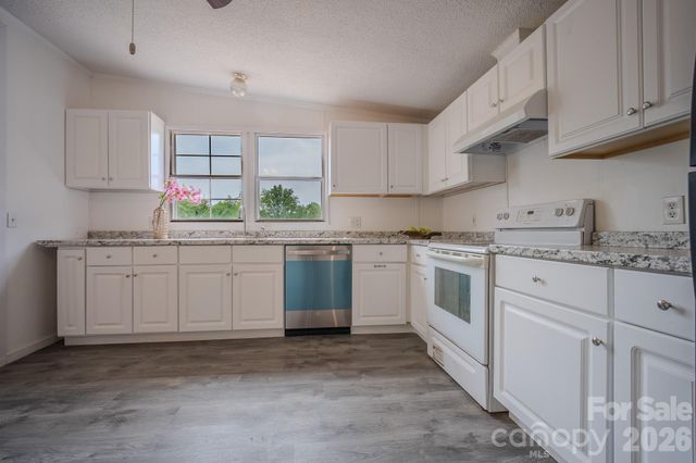 2932 23rd Avenue NE, Hickory, NC 28601