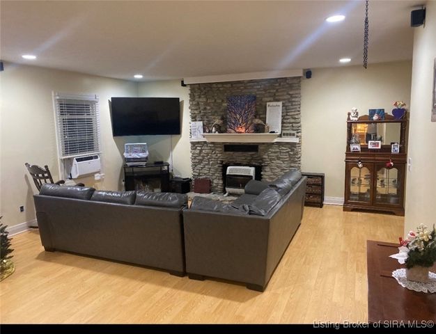 821 N Forrest Drive, Sellersburg, IN 47172