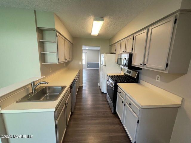 2 Whistler Drive 8, Freehold, NJ 07728