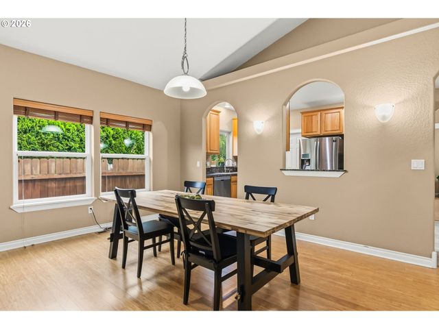 852 T St, Springfield, OR 97477