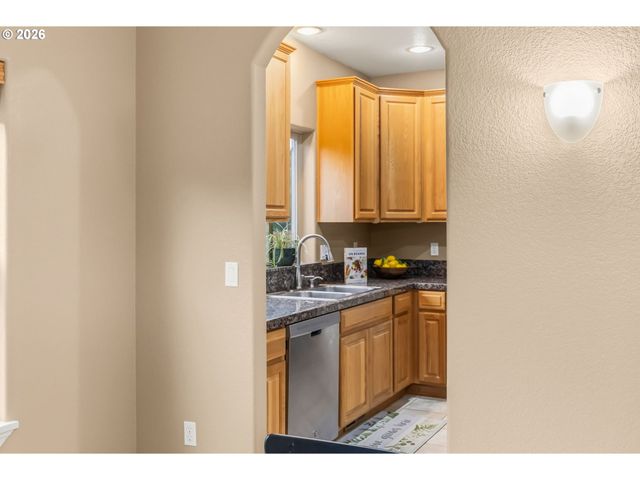 852 T St, Springfield, OR 97477