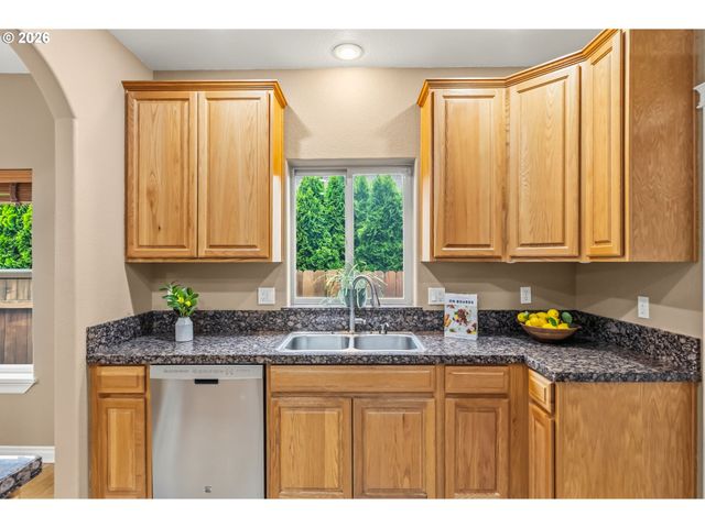 852 T St, Springfield, OR 97477