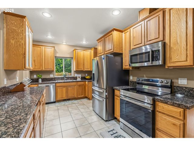 852 T St, Springfield, OR 97477