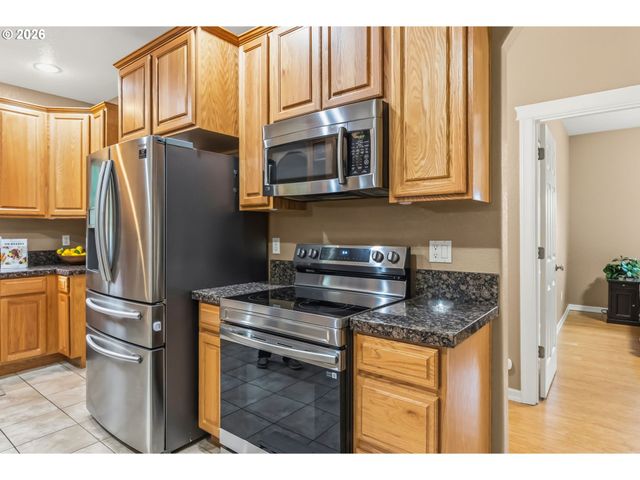 852 T St, Springfield, OR 97477