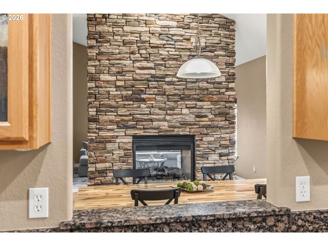 852 T St, Springfield, OR 97477