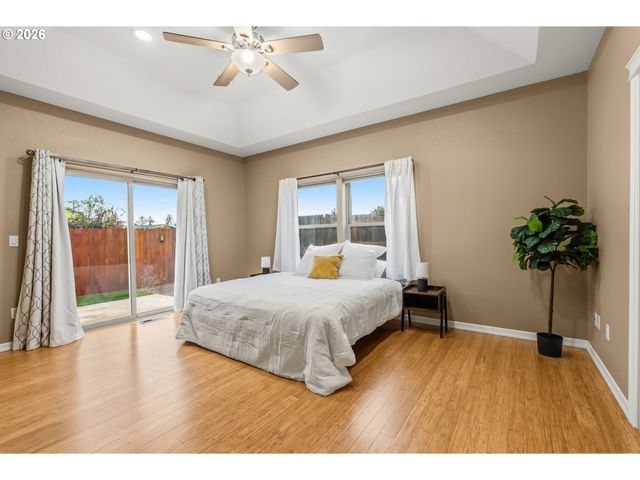 852 T St, Springfield, OR 97477