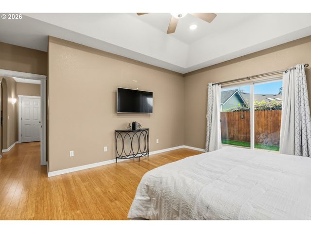 852 T St, Springfield, OR 97477