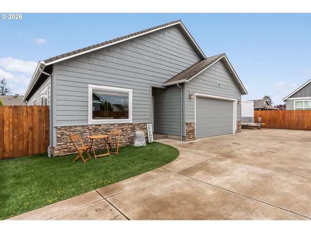 852 T St, Springfield, OR 97477