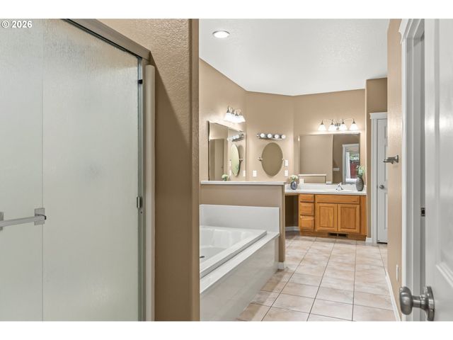 852 T St, Springfield, OR 97477