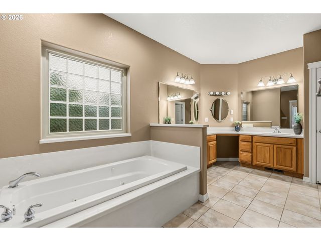 852 T St, Springfield, OR 97477