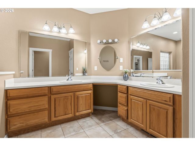 852 T St, Springfield, OR 97477