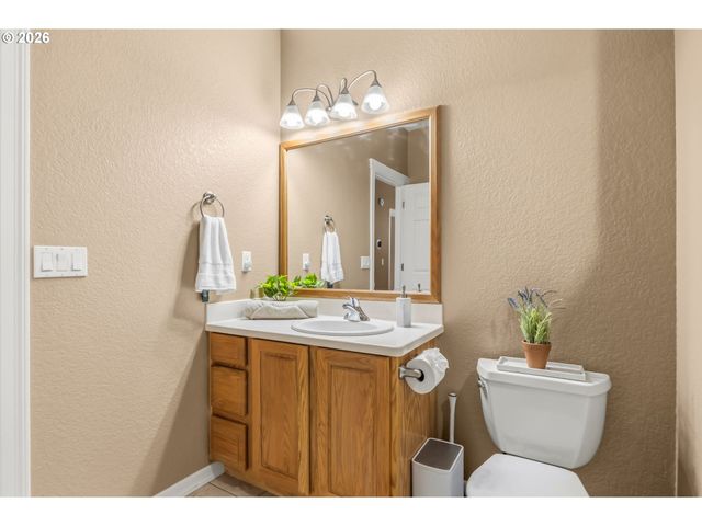 852 T St, Springfield, OR 97477