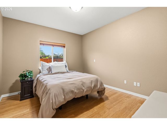 852 T St, Springfield, OR 97477