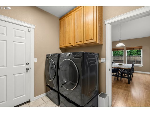 852 T St, Springfield, OR 97477