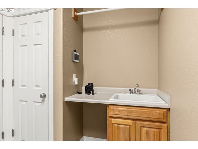 852 T St, Springfield, OR 97477