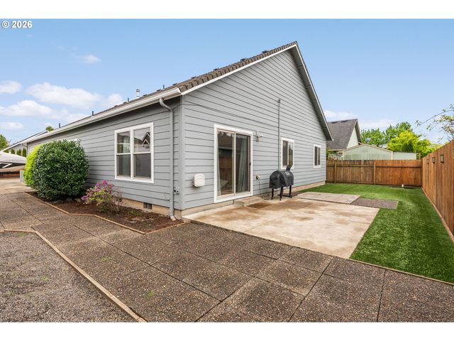852 T St, Springfield, OR 97477