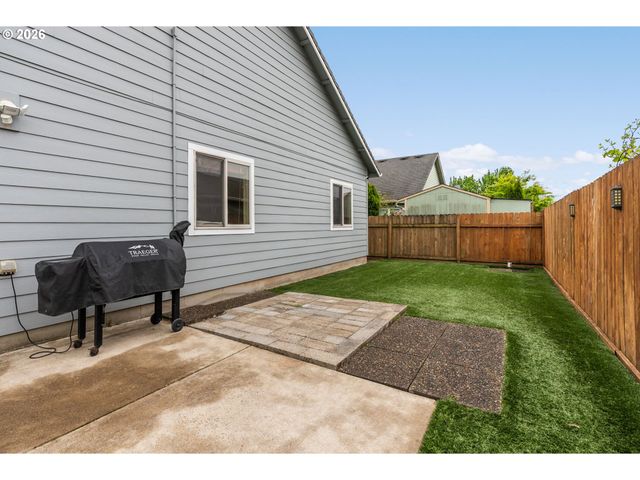 852 T St, Springfield, OR 97477