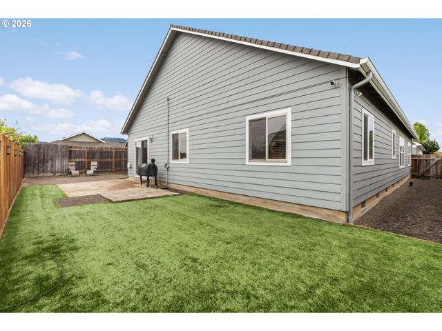 852 T St, Springfield, OR 97477