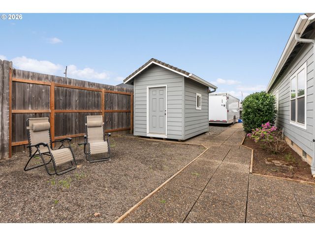 852 T St, Springfield, OR 97477