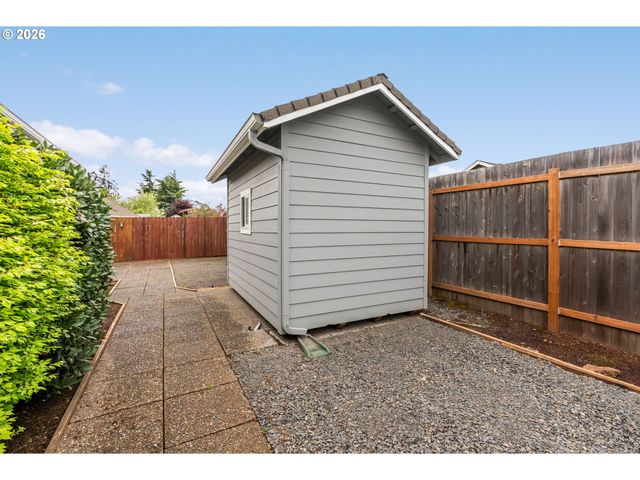 852 T St, Springfield, OR 97477