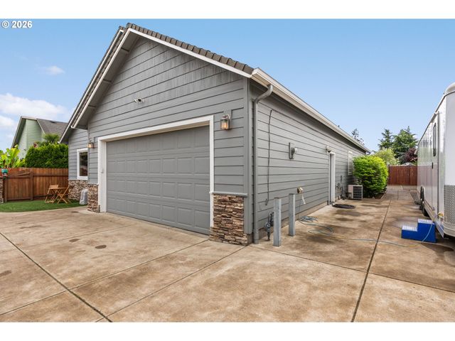 852 T St, Springfield, OR 97477