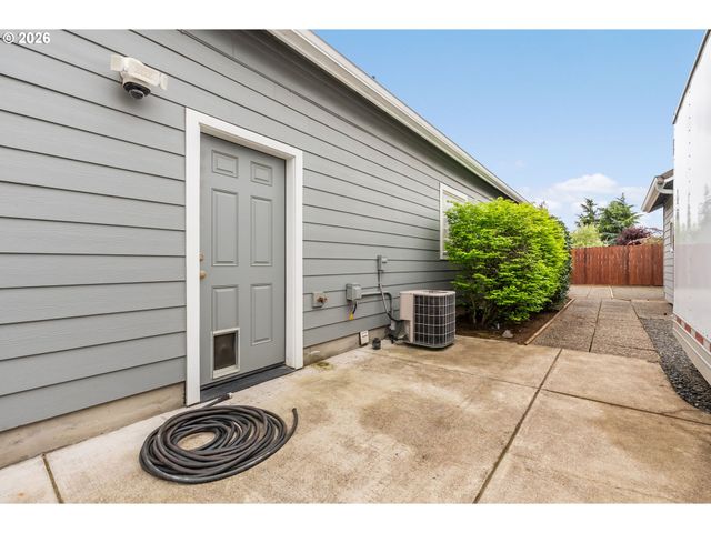 852 T St, Springfield, OR 97477