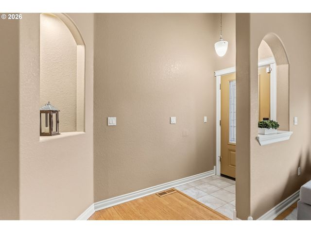 852 T St, Springfield, OR 97477