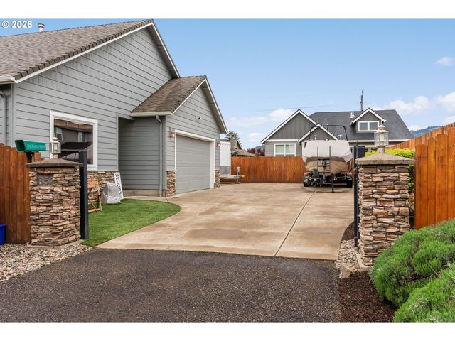 852 T St, Springfield, OR 97477