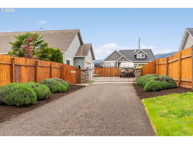 852 T St, Springfield, OR 97477