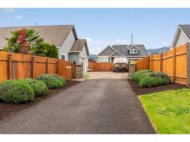 852 T St, Springfield, OR 97477