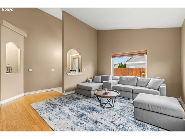 852 T St, Springfield, OR 97477