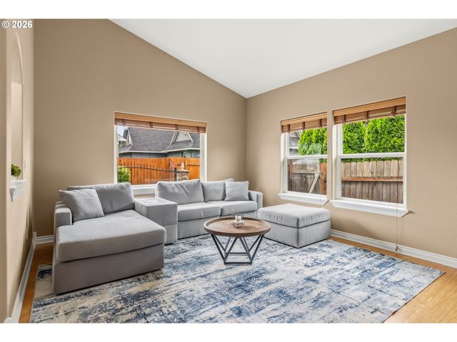 852 T St, Springfield, OR 97477