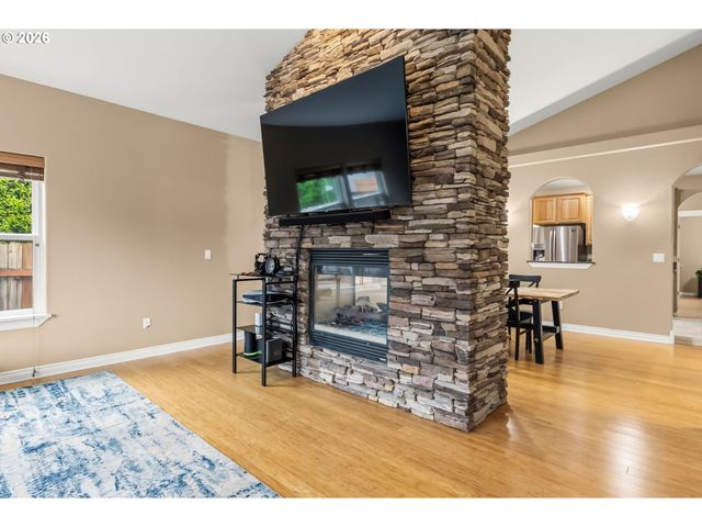 852 T St, Springfield, OR 97477