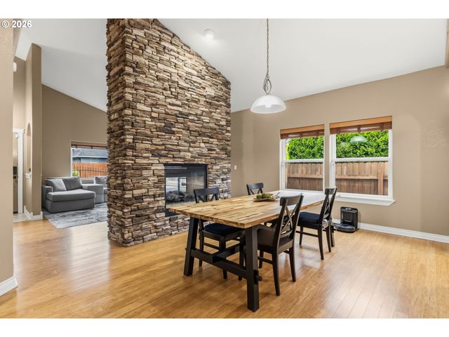 852 T St, Springfield, OR 97477