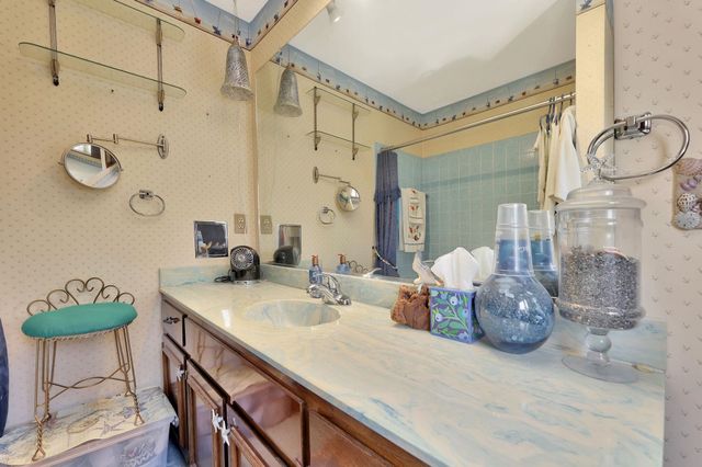 641 N Woodlawn #12, Wichita, KS 67208