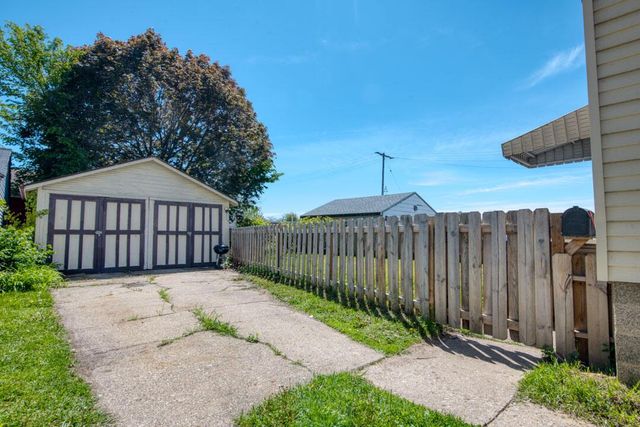 7605 22nd AVENUE, Kenosha, WI 53143