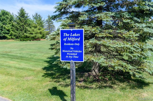 1976 Scenic Drive, Milford Charter Township, MI 48380