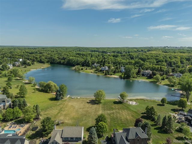 1976 Scenic Drive, Milford Charter Township, MI 48380