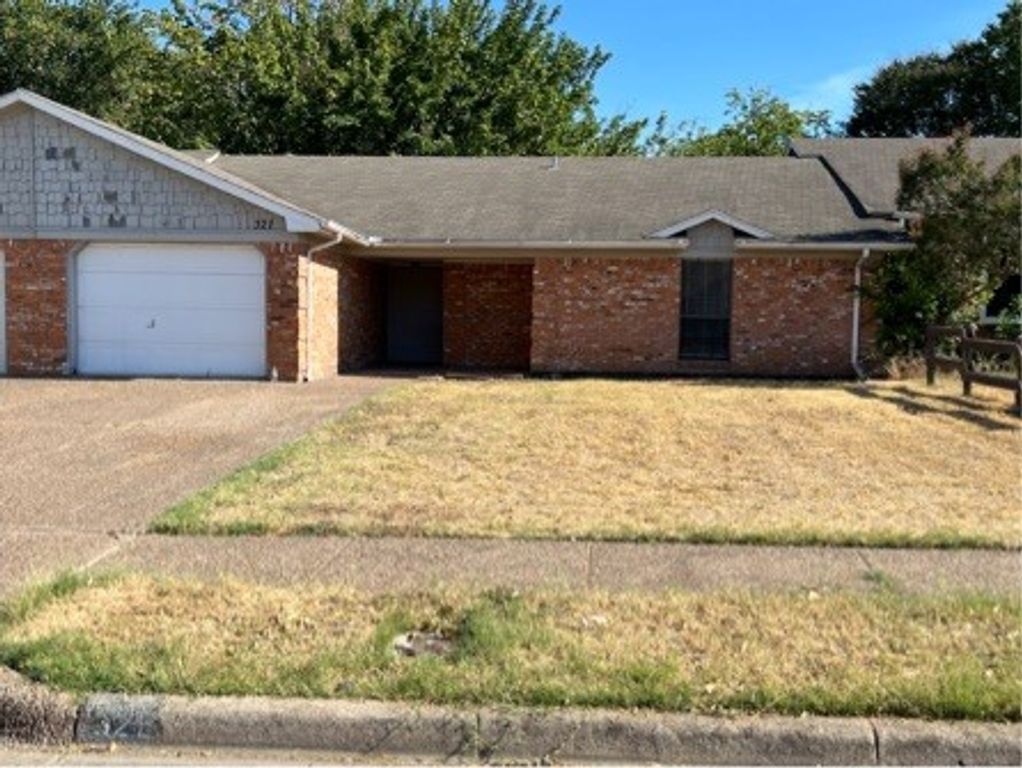 321 Asbury Drive, Saginaw, TX 76179