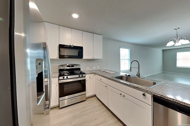 5542 Basil Chase, St Hedwig, TX 78152