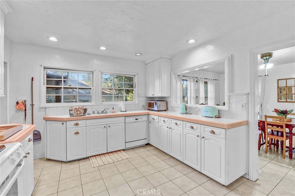 Image 5 of property listing at 13505 Hatteras, Valley Glen, CA 91401